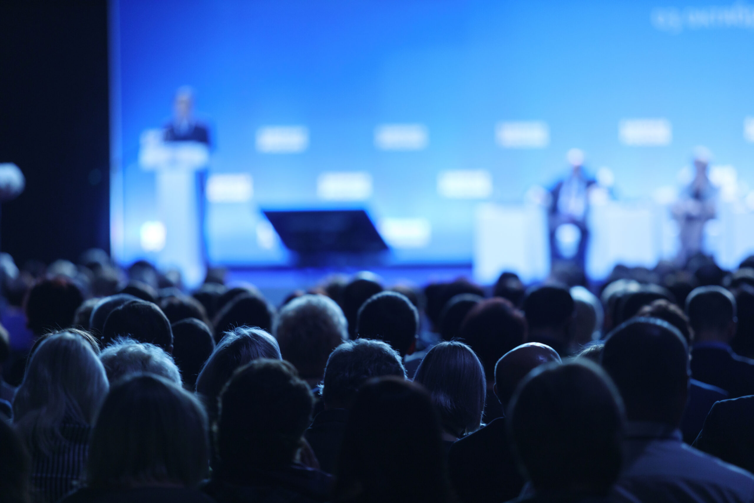 Bilimsel bir toplantının konferans salonu